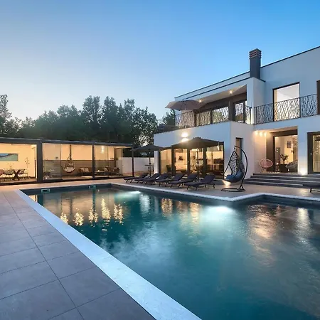 Valdo Villa *